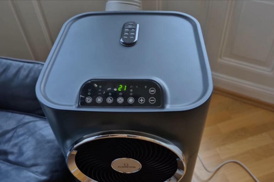 Digitales Thermometer zeigt 21 Grad Celsius im Testzimmer der Klarstein Kraftwerk 12.000 BTU